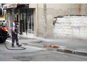 Bayraklı’da sokaklar yıkanıp dezenfekte edildi