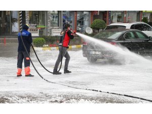 Rize’de cadde ve sokaklar deniz suyu ile yıkanıyor