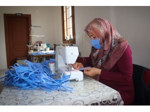 Bergama’nın kadınları sağlık çalışanları için günde bin maske dikiyor