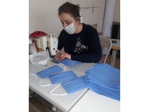 Amasya Halk Eğitim Merkezi’nden koruyucu maske üretimi