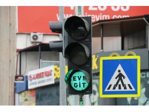 Sakarya’da trafik ışıklarında korona virüse karşı, ‘Evde kal’ ve ‘Eve git’ çağrısı