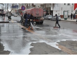 Kars Belediyesi Cadde ve sokakları köpüklü su ile yıkıyor