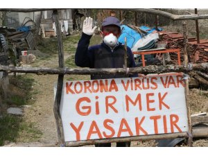 Evinin önüne "Korona virüs var girmek yasaktır" yazdı