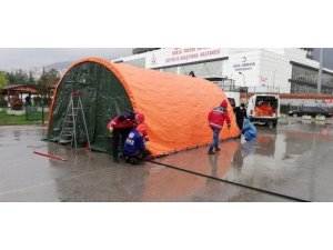 Bursa’da hastane bahçesine acil müdahale çadırları kuruldu