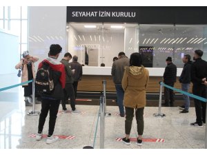 İstanbul Havalimanı’nda yolcular seyahat izin belgesi için başvuruyor