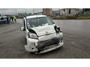Samsun’da kamyonet otomobile arkadan çarptı: 2 yaralı