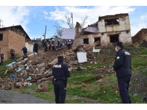 Malatya’da 2 katlı ev çöktü