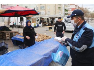 Karaman Belediyesi pazarcı esnafına maske dağıttı