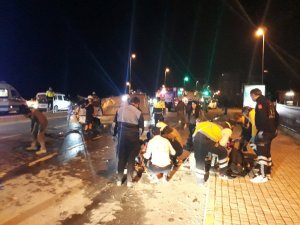 Fatih’te virajı alamayan minibüs otomobile çarptı: 1 ölü, 3 yaralı