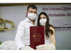 Korona virüsüne karşı tıbbı maske ve eldivenli nikah