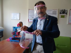 Hisarcık’ta 4 öğretmen sağlıkçılar için 3D yazıcıda ’Yüz koruyucu siperlik’ üretti