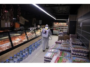 Kartal Belediyesi’nin dezenfekte çalışmaları marketlerde devam etti