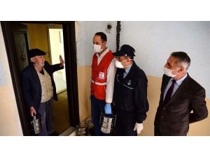 Bitlis Belediyesi sıcak yemek servisiyle yaşlıların gönüllerine dokunuyor