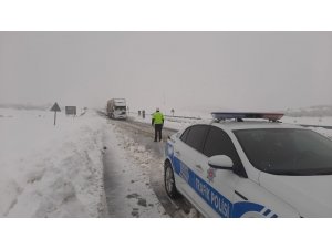 Elazığ’da kar etkili oldu, polis "Evde kalın" uyarısı yaptı