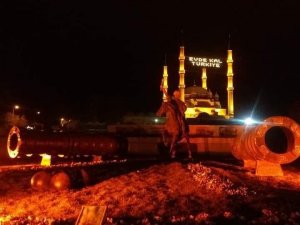 Selimiye Camii’ne "Evde Kal Türkiye" yazılı mahya asıldı
