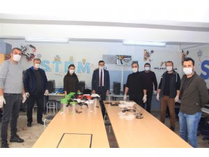 Eskişehir’deki okullardan sağlıkçılara siperlik maske desteği