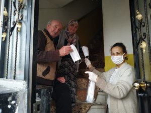 Daday’da kadın muhtar, maske ve eldiven dağıttı