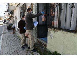 İzmir’de sosyal yardımlar artarak sürüyor