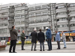 Trabzon’un şehir merkezindeki cephe sağlıklaştırma çalışmaları sürüyor