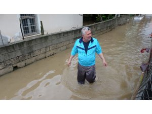 Kozan’da evler sular altında kaldı