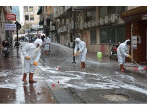 Şehzadeler Belediyesi sevgi yolları ve eczaneleri dezenfekte etti