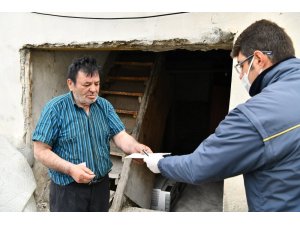 Isparta’da sosyal yardım ödemeleri vatandaşların evlerinde yapılıyor