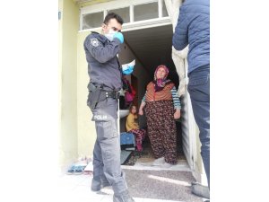 Postacılar ve polis memurları para vermek için kapı kapı dolaştı