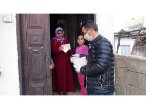 Kızıltepe’de sosyal yardım paraları evlerde teslim ediliyor