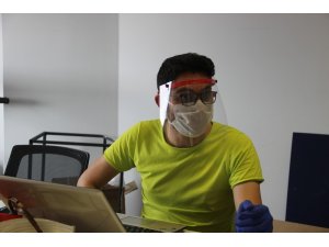 Evde başladıkları siperli maske üretimini üniversite bünyesinde sürdürüyorlar