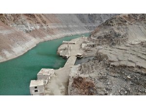 Baraj suları çekilince tarihi köy yeniden ortaya çıktı