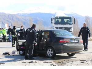 Erzincan’da çekiciyle otomobil çarpıştı: 3 yaralı