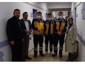 Okulda üretilen yüz koruyucu siperlik maskeler hastane yönetimine teslim edildi