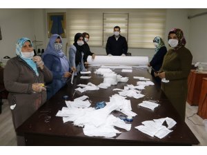 Karaköprü Belediyesi sağlık çalışanları için maske üretiyor