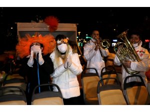 Adanalılar Portakal Çiçeği Karnavalı’nı balkonlarda kutladı