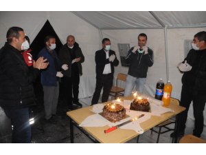 Korona virüs nöbetindeki sağlık çalışanına sürpriz doğum günü kutlaması