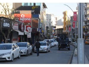 Cizre’de polisler cadde ve sokaklarda ’evde kal’ uyarılarını sürdürüyor