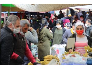 İzmir’de pazaryerinde sosyal mesafe kuralına uyulmadı
