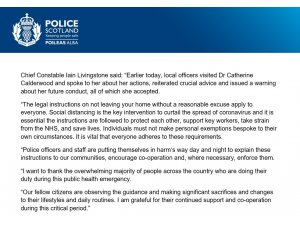 İskoçya Tıp Danışmanı Calderwood, sokağa çıkma yasağını ihlal edince polis tarafından uyarıldı