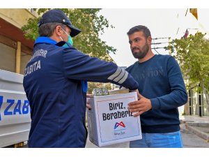 Büyükşehir Belediyesinden seyyar satıcılara gıda desteği
