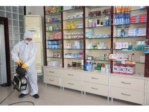 Erdemli Belediyesi eczaneleri dezenfekte ediyor
