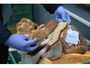 Zabıta ekipleri açıkta satılan ekmekleri topladı