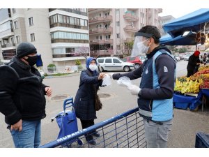 Mudanya Belediyesi pazarda maske dağıttı