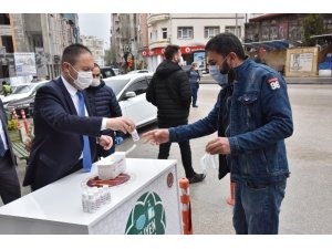 Esnaf ve vatandaşlara ücretsiz maske ve dezenfektan dağıtımı