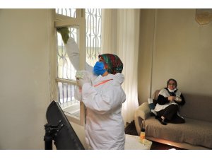 Yaşlıların evlerini özel kıyafetli ekipler temizliyor