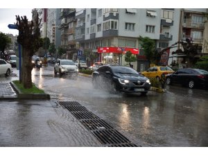 Aydın’da sağanak yağış hayatı olumsuz etkiledi