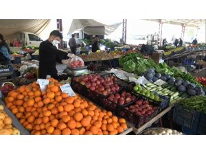Mersin’de pazarlarda vatandaşlar ve esnaf korona tedbirlerine uyuyor