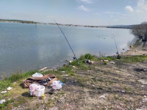Baraj kenarında balık tutup piknik yapan iki kişiye ceza kesildi