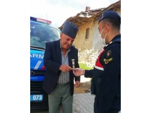Kıbrıs Gazisi emekli maaşından 500 TL’yi kampanyaya bağışladı