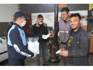 Karaman Belediyesi, sanayi esnafına maske dağıttı