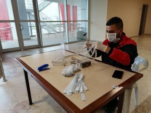 Gençlik merkezlerinde siperlikli maske üretiliyor